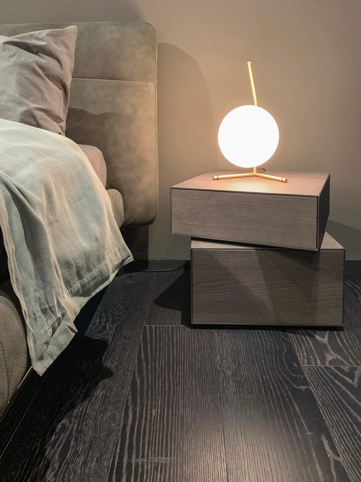 lampa på nattduksbord