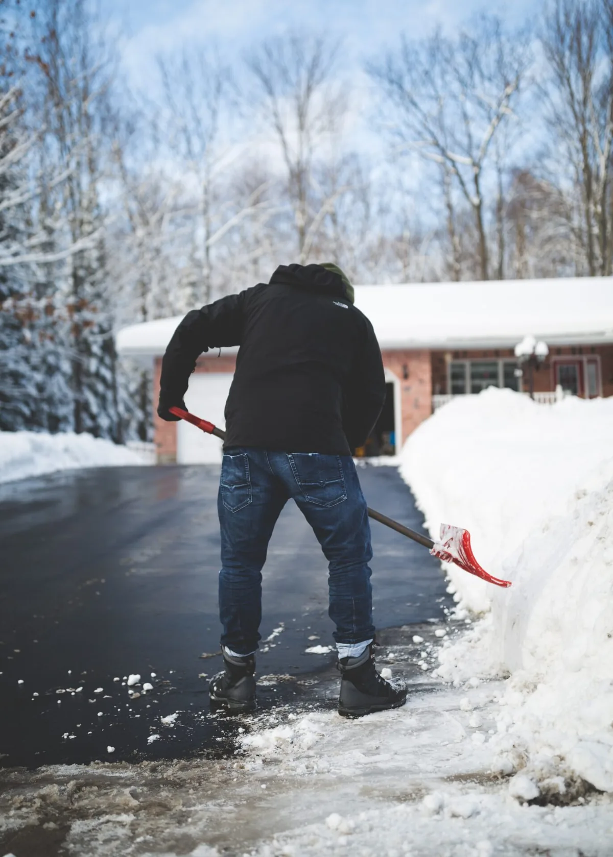 person skottar snö