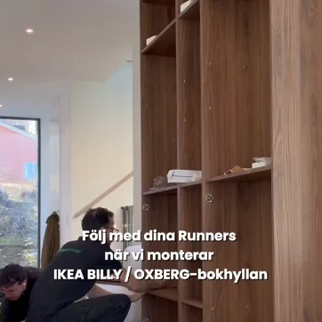 En Runner monterar en bokhylla